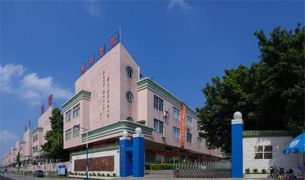 广州蓝天技工学校的学校大门