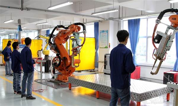 广东省国防科技技师学院的工业机械人实训设备