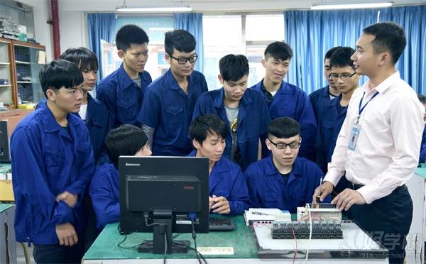 广东省国防科技技师学院的老师正在指导学生