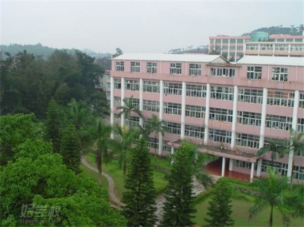 广东省电子商务技师学院的教学楼
