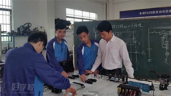 广州市铁路机械学校老师在指导实操1