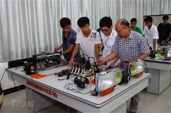 广州工商学院的老师在指导学生操作