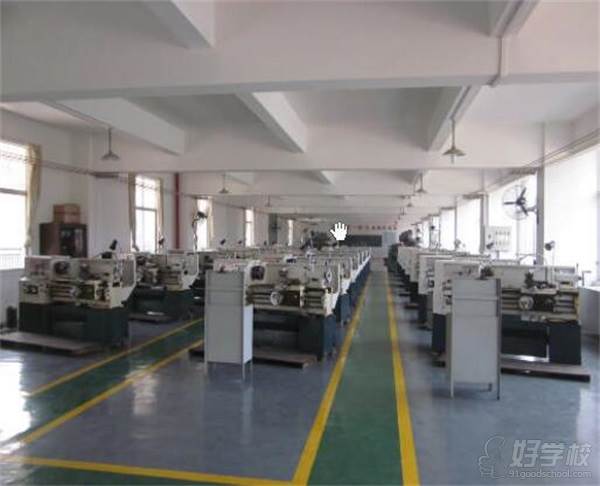 广东省南方技师学院的模具实训室
