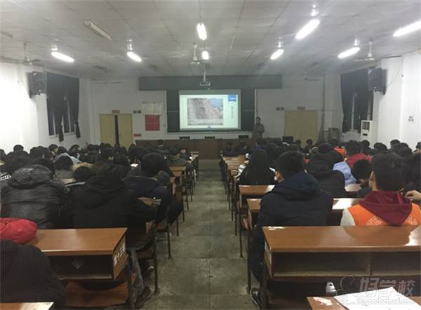 中国水电八局高级技工学校的学生顶岗实习前培训