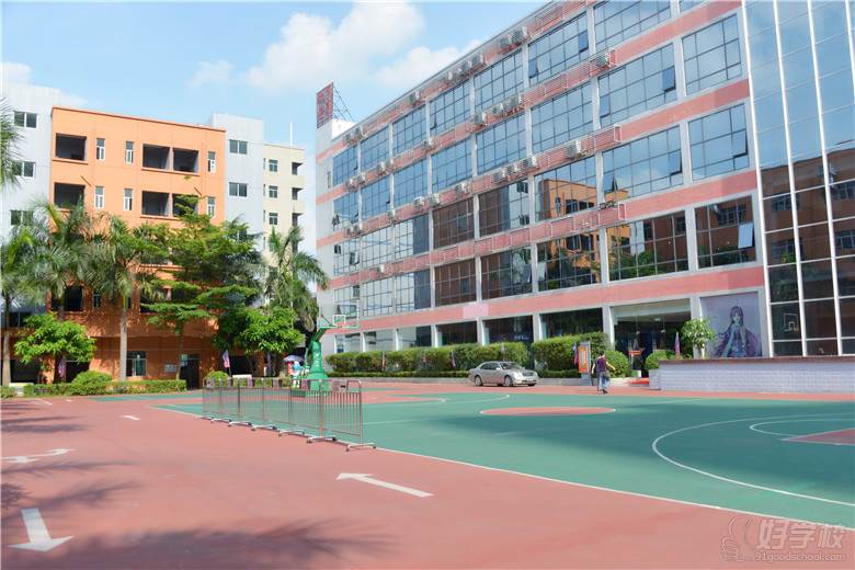 深圳市携创技工学校的汽修培训基地