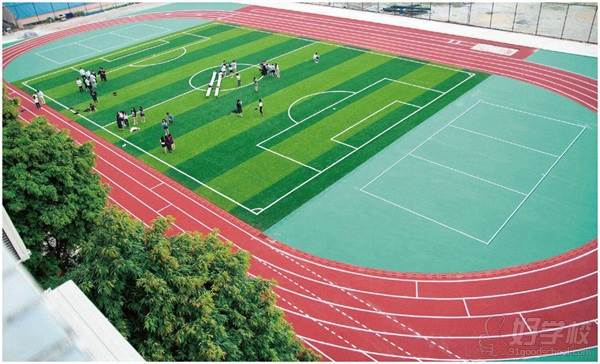 广州蓝天技工学校的足球场