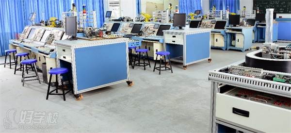 广东省国防科技技师学院的电气实训室