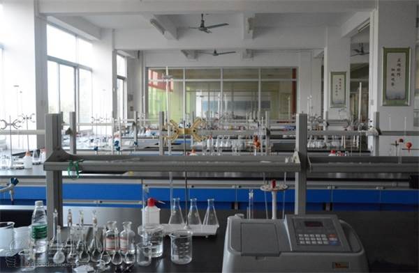 广东省科技职业技术学校的精细化工实训室
