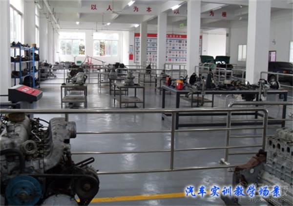 广州市电子商务技工学校的汽车实训室