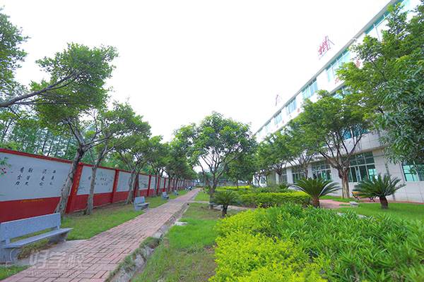 广州市电子商务技工学校的校园一角