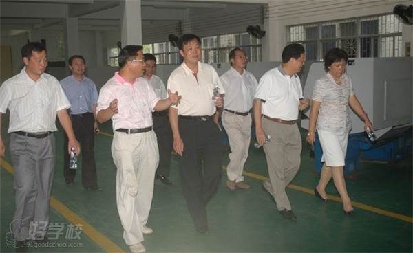 校外领导视察广东省农工商职业技术学校的实训设备