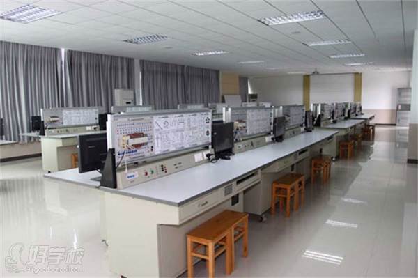 广州工商学院的电子实训室
