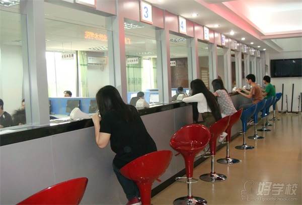 广州工商学院的模拟银行实训室