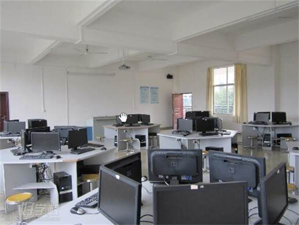 广东省南方技师学院的电子商务电脑机房