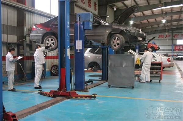 广州华商职业学院的汽车实训室