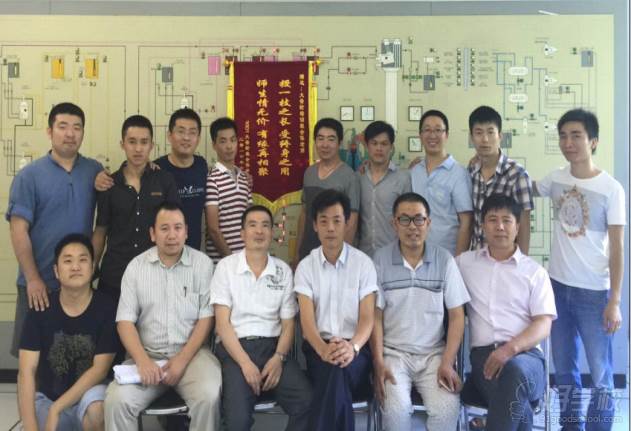 广州海运技工学校的学生送赠老师锦旗