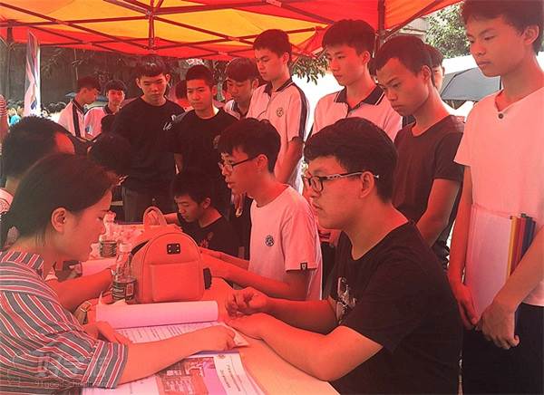 广东省环境保护学校的校园招聘会现场面试