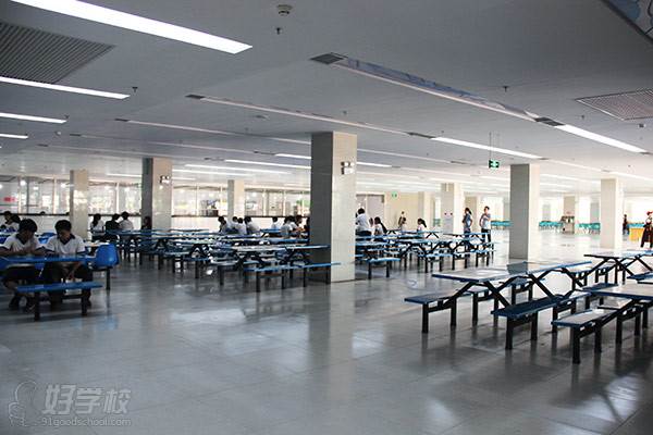 广州市天河金领技工学校的学生饭堂