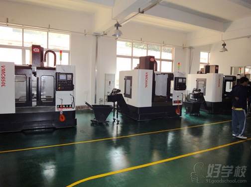 广州市红日技工学校的数控加工实训室