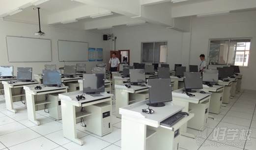 广州市红日技工学校的计算机实训室