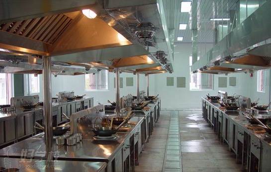 广州市红日技工学校的烹饪实训室