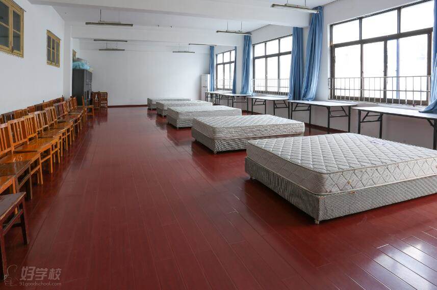 湖南工业贸易学校的酒店管理客房实训室