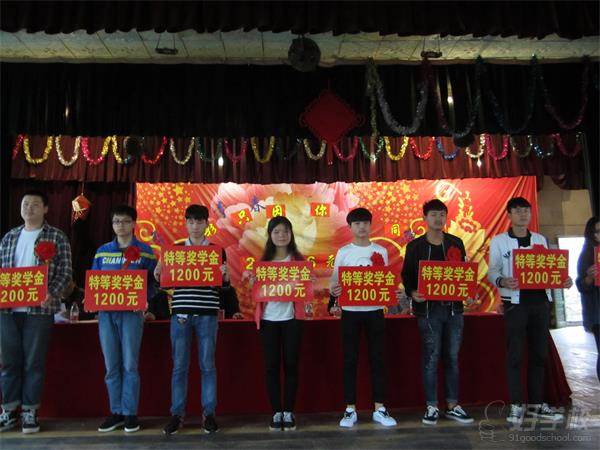 湖南工业贸易学校表扬优秀学生
