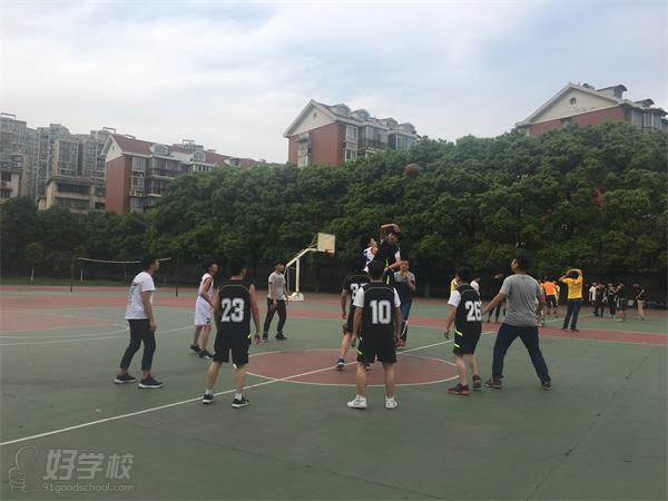 湖南工业贸易学校的学生篮球赛