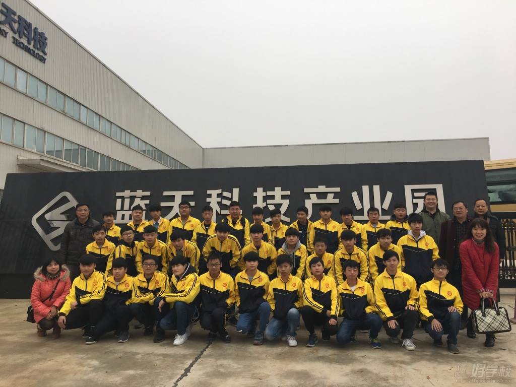 湖南工业贸易学校的学生参观合作企业