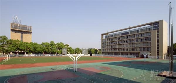 湖南建筑高级技工学校的篮球场
