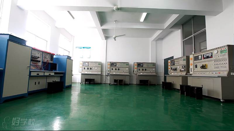 郴州技师学院的机电实训室