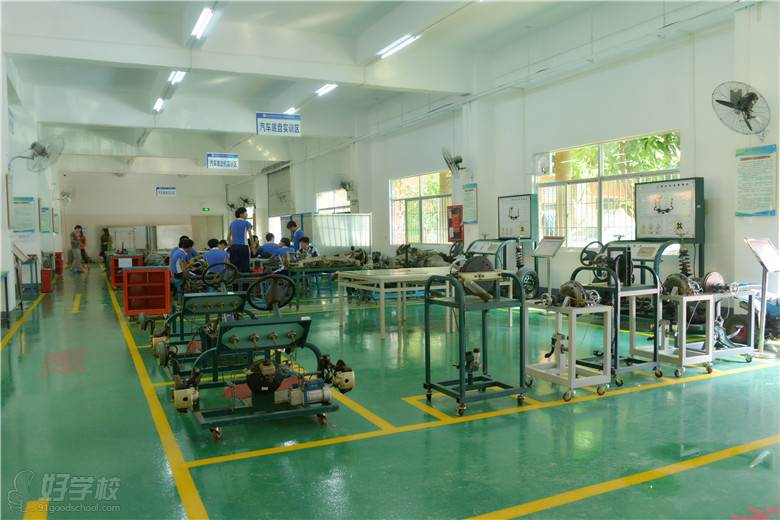 深圳市携创技工学校的汽修实训室内部