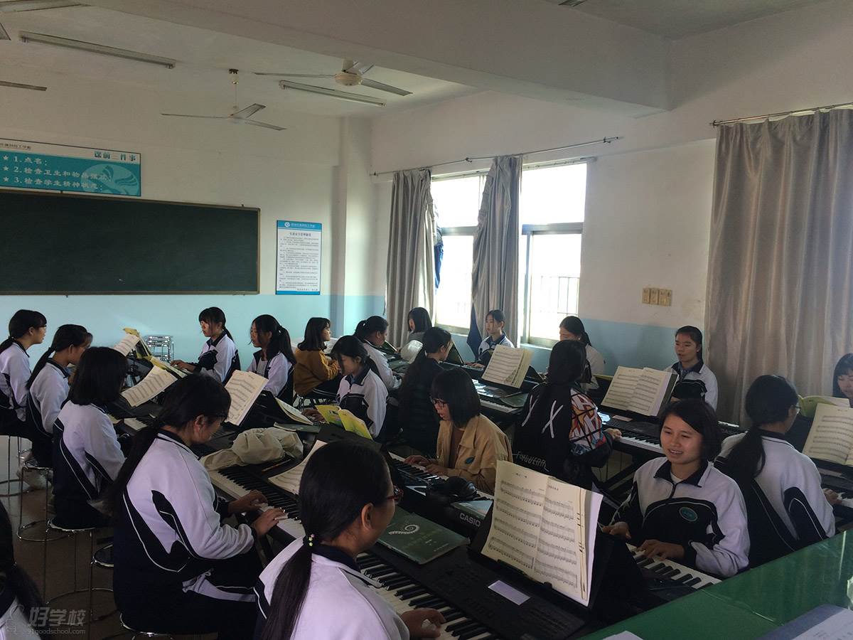 深圳市携创技工学校的幼师琴房