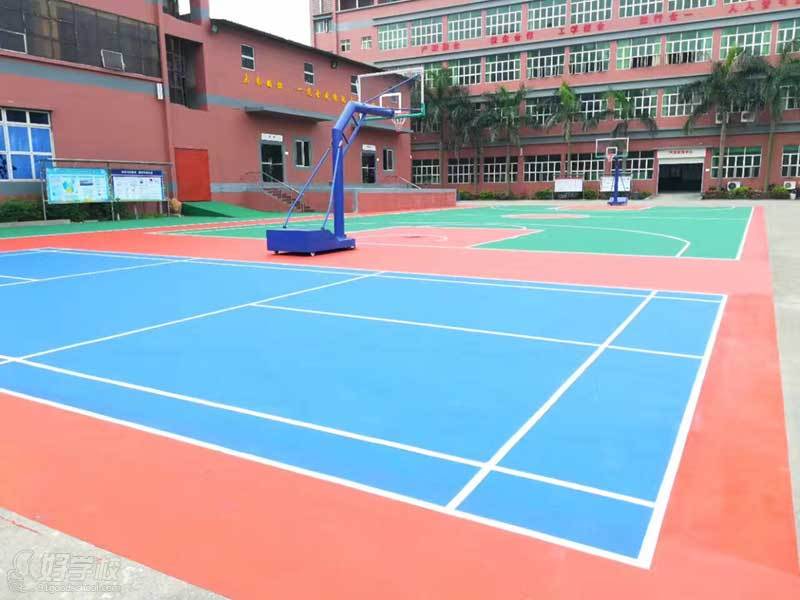 广东新城技工学校的篮球场